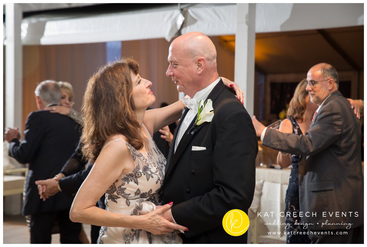 dancing | wedding day | bride and groom 