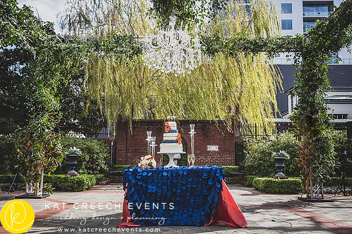 wedding cake | chandelier | navy and coral wedding | outdoor wedding  